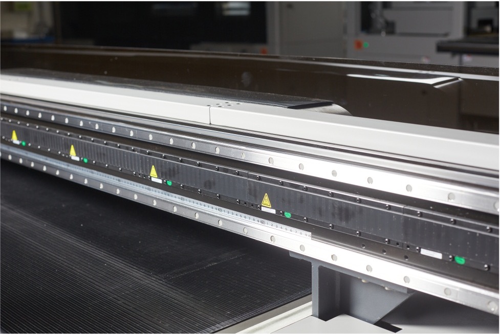 Impresora Híbrida Maxjet X-Line DQS2000, tinta UV, 2.1m ancho, 4 cabezales Ricoh Gen6